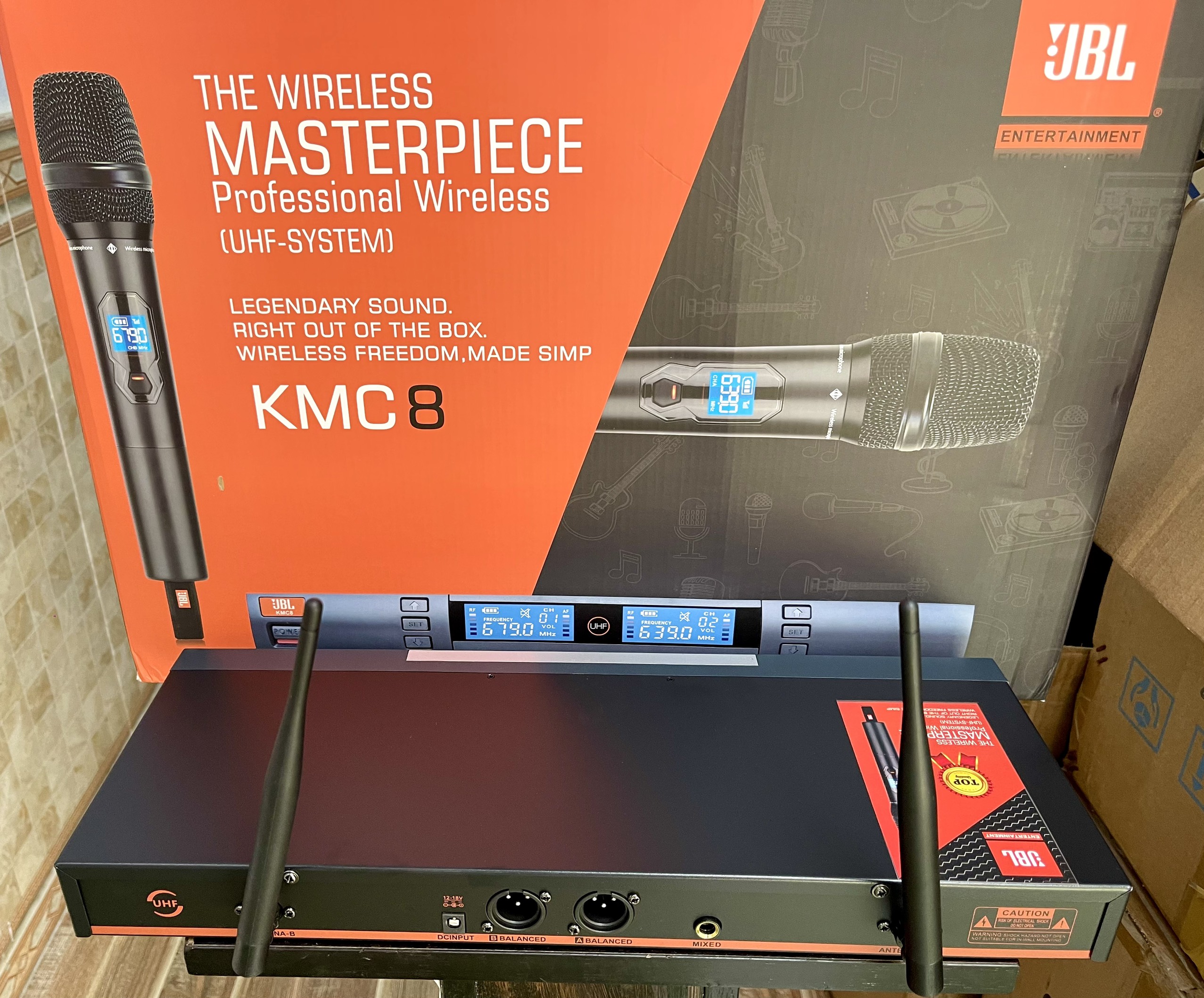 https://banoka.vn/Micro karaoke không dây JBL KMC8 (5)